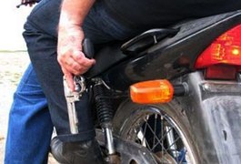 Dupla armada rouba moto no bairro Caititus, em Arapiraca