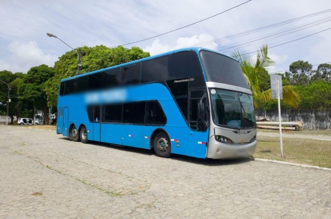Agentes de trânsito flagram ônibus realizando transporte turístico irregular em Maceió