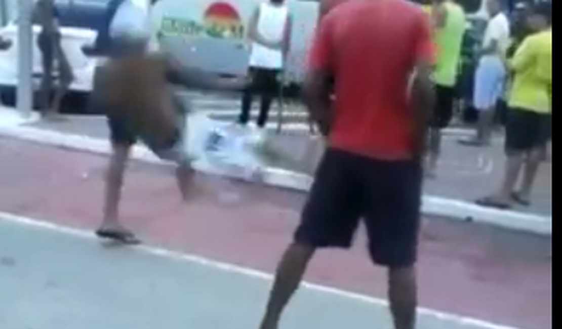 Vídeo: Jovem é agredido em suposta briga de torcidas na orla de Maceió