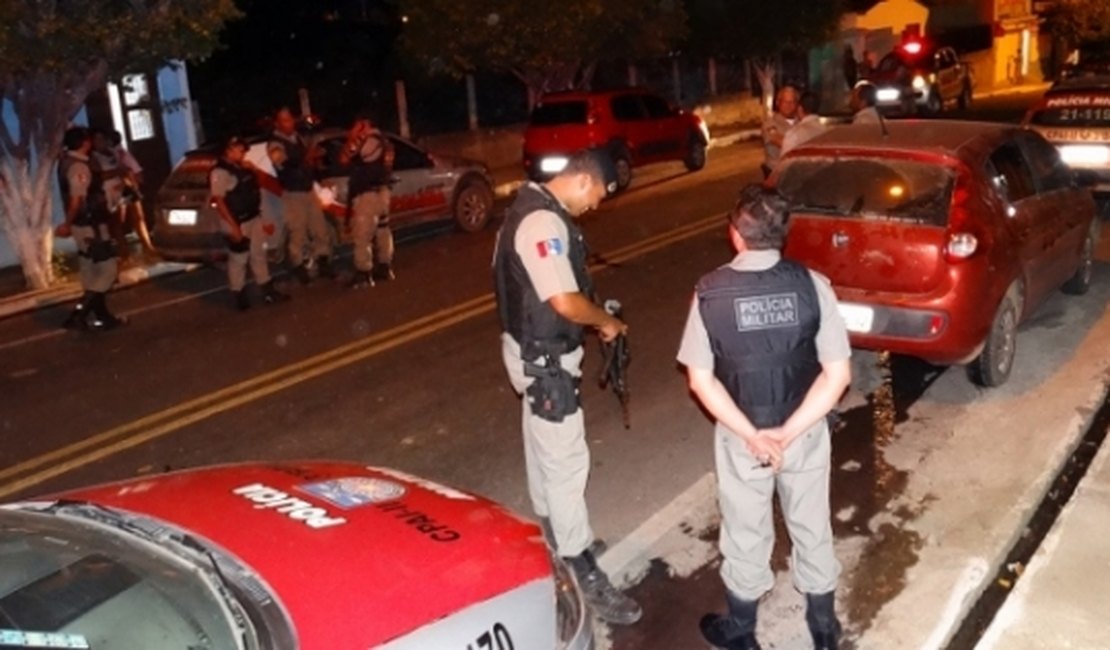 Bandidos trocam tiros com PM e veículo roubado é apreendido