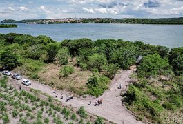 Equipes do DNIT e da Seinfra visitam local onde será instalado canteiro de obras da ponte Penedo-Neópolis