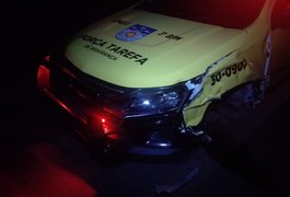 Vídeo. Colisão entre viatura da PM e carro de passeio é registrada na AL 115, em Arapiraca