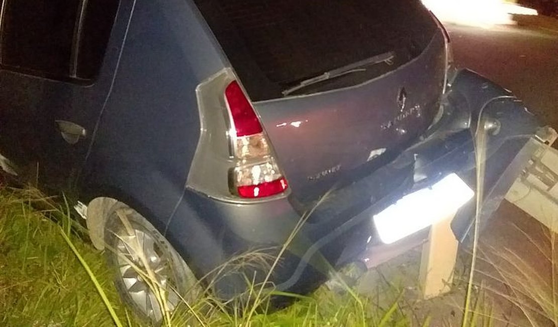 Motorista sobra em curva e fica ferido após carro de passeio atingir proteção metálica na AL-101 Sul