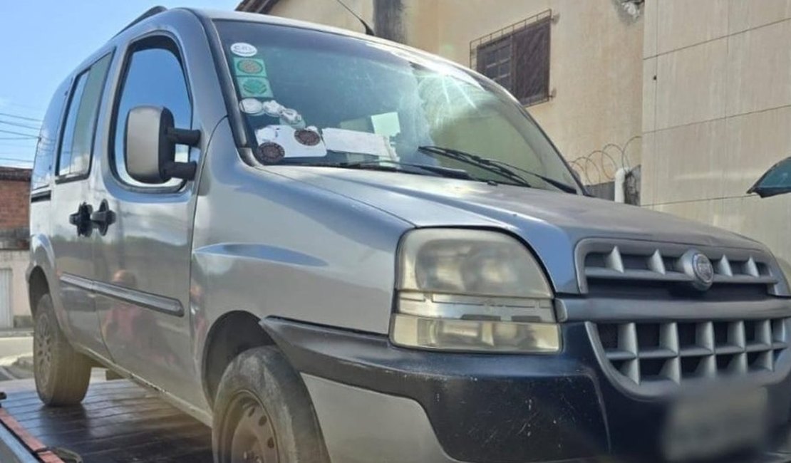 DMTT flagra crianças trancadas em veículo usado em transporte escolar irregular em Maceió