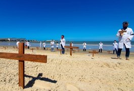 Cruzes na areia: Profissionais da saúde realizam ato em homenagem às vítimas da Covid-19