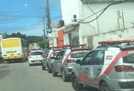 Assaltantes invadem banco e fogem com reféns, em Coruripe