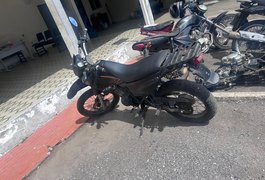 Motocicleta furtada é recuperada pela PM em Arapiraca; proprietário havia deixado a chave na ignição