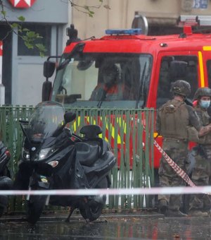 Paris: ataque junto a antiga sede do Charlie Hebdo deixa quatro feridos; confira