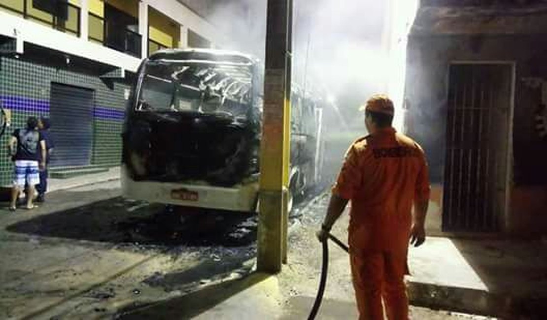 Bandidos ateiam fogo em micro-ônibus e causam pânico na cidade de Maragogi
