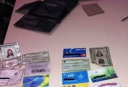 PM encontra documentos abandonados em terreno baldio em Arapiraca