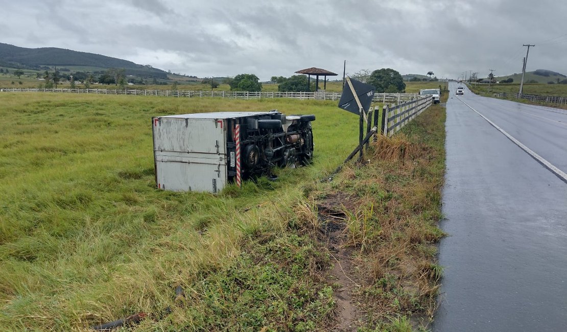 Motorista avança contramão e caminhão-baú tomba às margens da AL-110, em Coité do Nóia