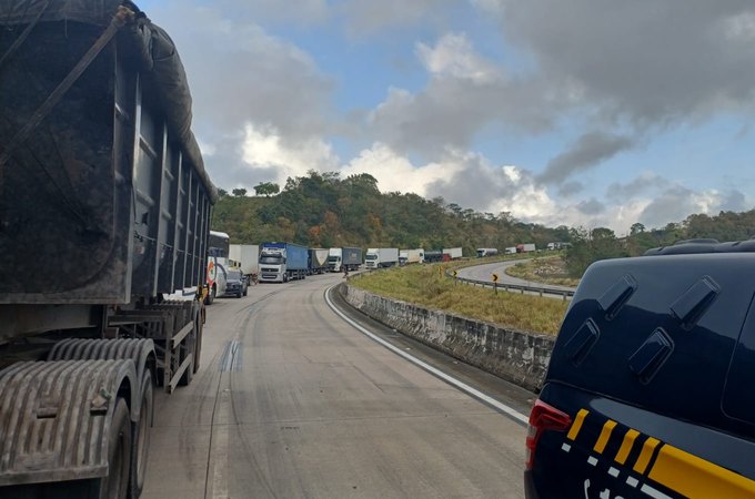 Carreta tomba na BR-101, em Junqueiro, e trecho da rodovia fica interditado