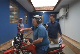 'Vou em casa e já volto': Vereador cassado por compra de voto foge de moto após pergunta de repórter no PR