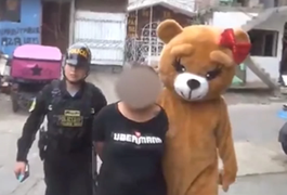 Policial se fantasia de ursinho fofo para prender traficantes