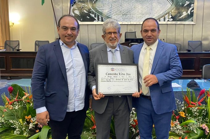 Prefeito Leandro Silva prestigia entrega da Comenda Lêdo Ivo a junqueirense na Assembleia Legislativa