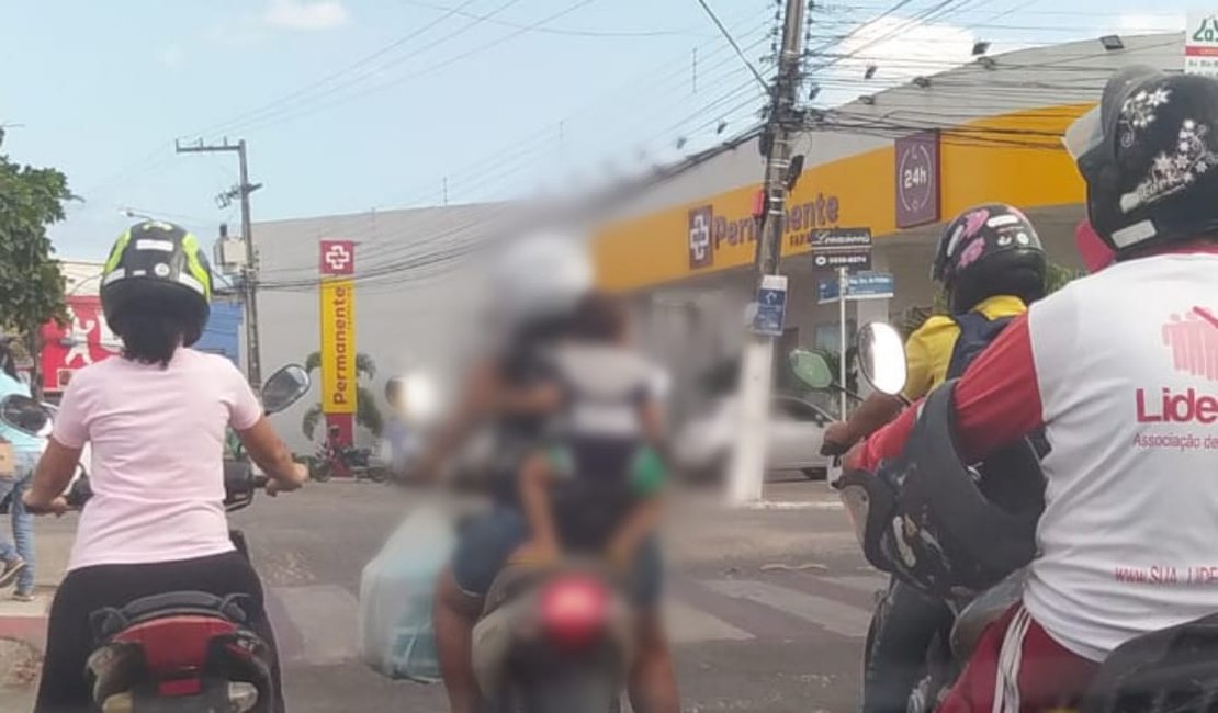 Motociclista é flagrada transportando criança nas costas em Arapiraca; veja o que diz o Código de Trânsito