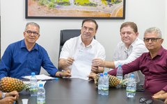 Prefeito Luciano Barbosa assina convênios com Unamaa e anuncia R$ 1,5 milhão para aquisição de alimentos a famílias de baixa renda