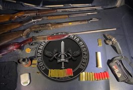 Operação RENOE prende homem com revólver e arsenal de espingardas em Japaratinga