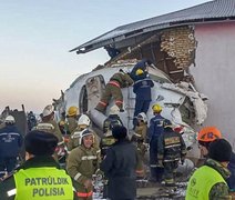Avião com cerca de 100 pessoas cai e deixa vários mortos no Casaquistão