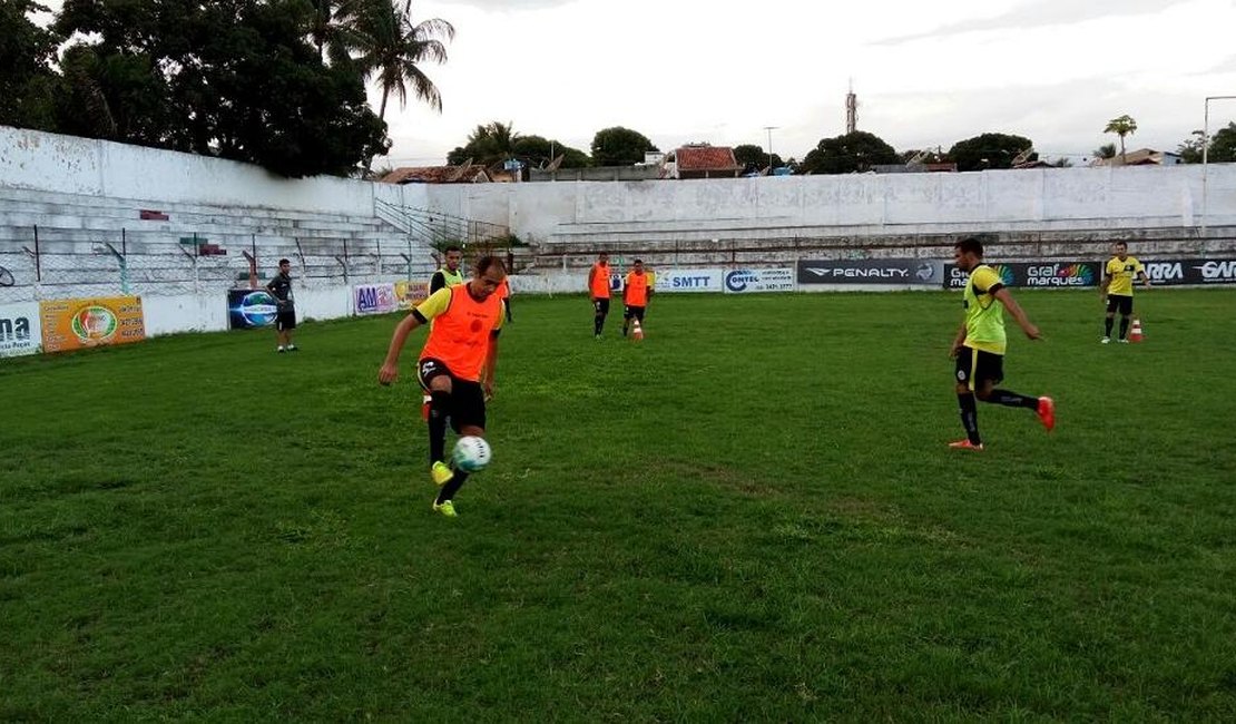 Alvinegros suam a camisa em treino tático no Estádio Juca Sampaio