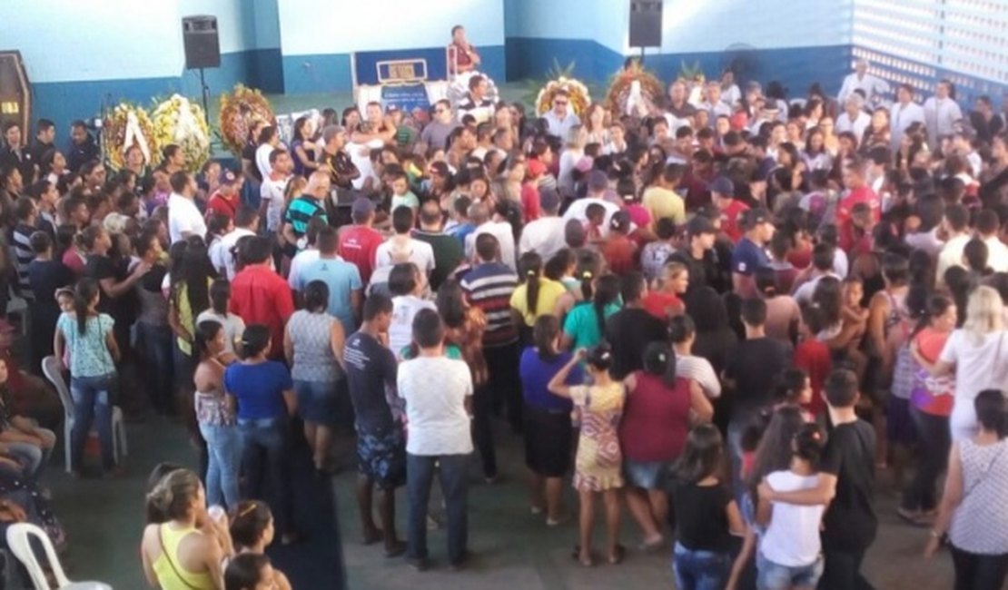 Sob forte comoção, corpos de vítimas de trágico acidente são velados