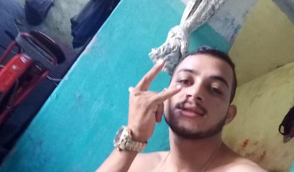 Jovem é brutalmente assassinado com golpes de faca e pedradas no Sertão de Alagoas