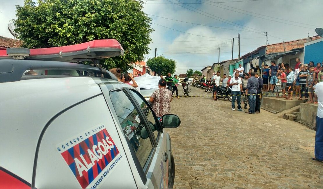 Mulher é assassinada a tiros dentro de veículo em Arapiraca