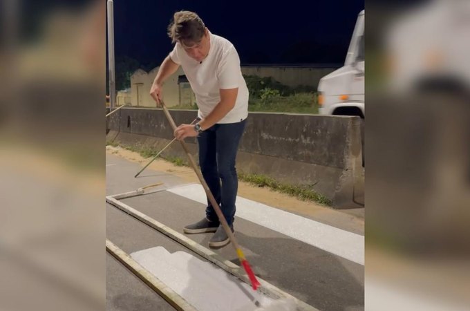 Vereador Vavazinho pinta faixas de pedestres após DER alegar falta de recursos