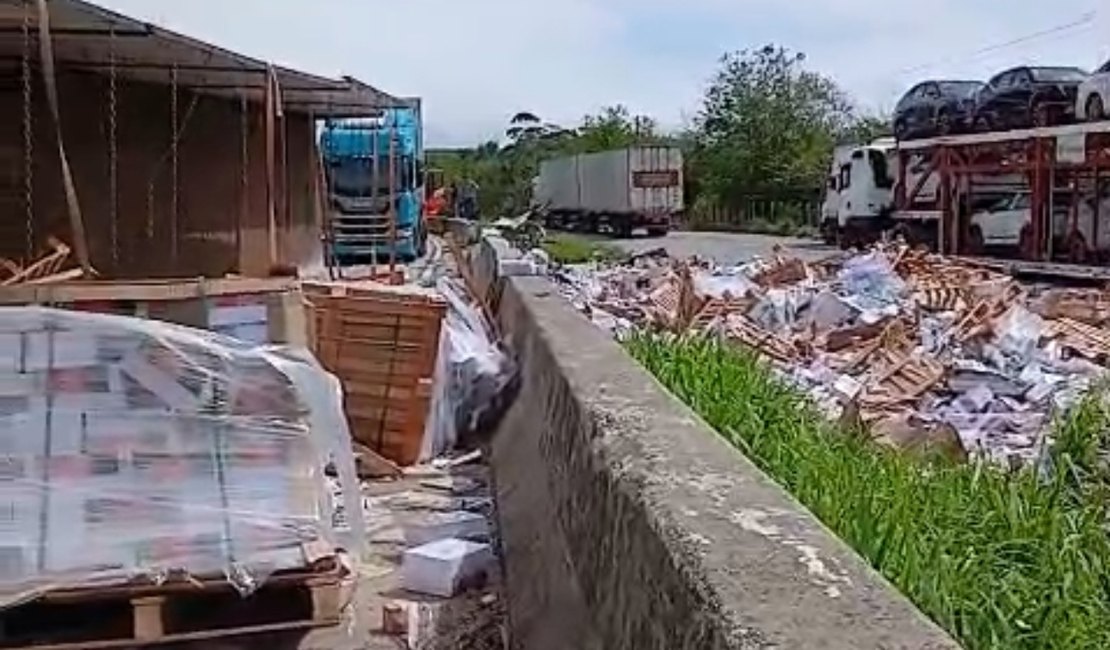 Caminhão carregado de livros tomba na BR-101 entre Messias e Flexeiras