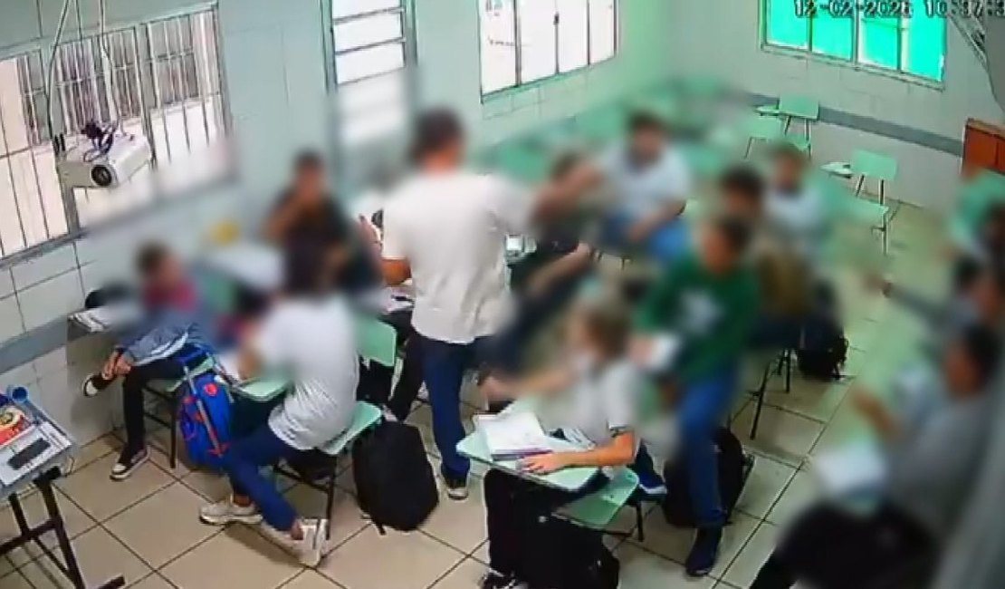 Professor é indiciado por injúria racial após associar aluno negro a chimpanzé em sala de aula, em Maceió