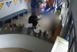 VÍDEO: Mulheres são flagradas agredindo servidora pública em escola de Dois Riachos