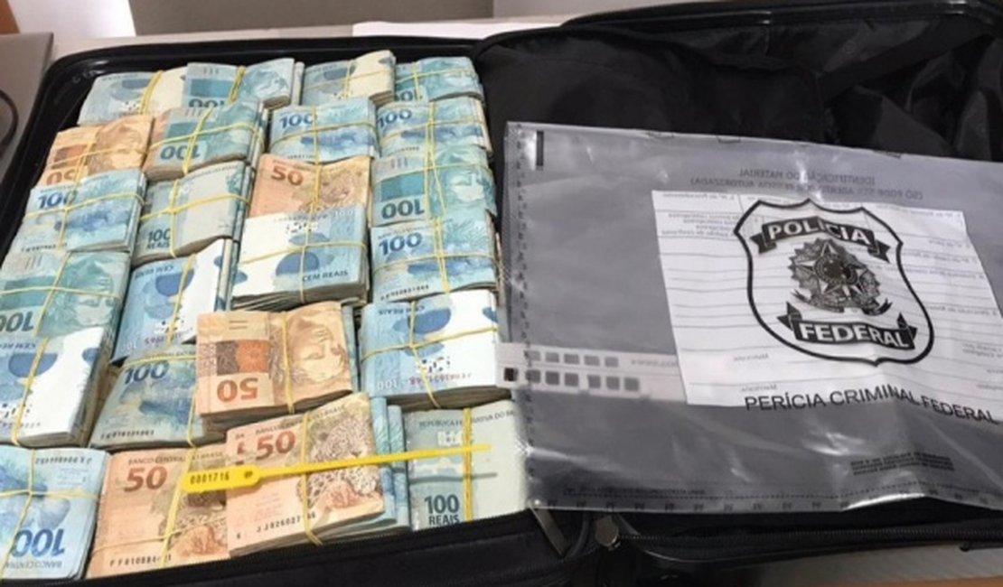Mala apreendida pela Polícia Federal em Arapiraca continha quase R$ 500 mil