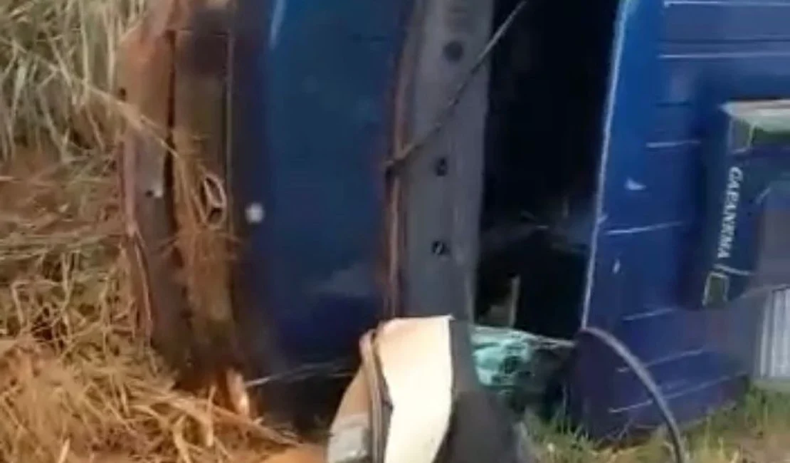Barra de direção quebra e motorista fica ferido após caminhão tombar em Taquarana