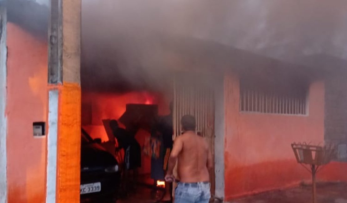 Vídeo. Populares apagam chamas que deixou casa destruída, em Arapiraca