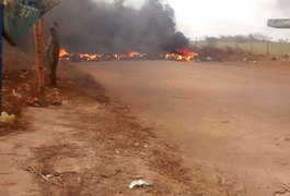 Moradores da zona rural de Arapiraca realizam protesto contra a falta de água