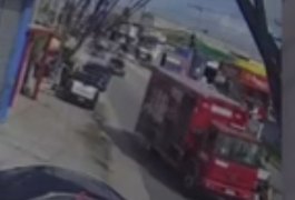 Motociclista vai parar debaixo de caminhão após colisão em rodovia de Penedo