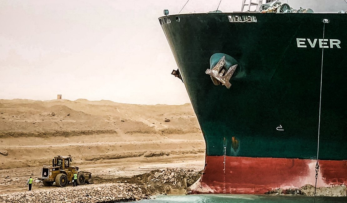 Após seis dias encalhado, meganavio volta a flutuar no Canal de Suez