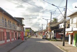 Cliente é assassinado a tiros dentro de barbearia enquanto aguardava atendimento em Maceió