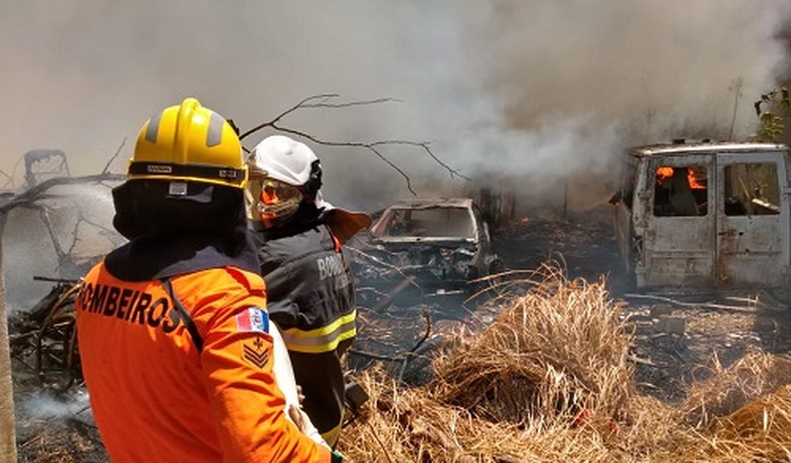 VÍDEO. Incêndio atinge veículos apreendidos por trás de Delegacia de Trânsito, em Arapiraca