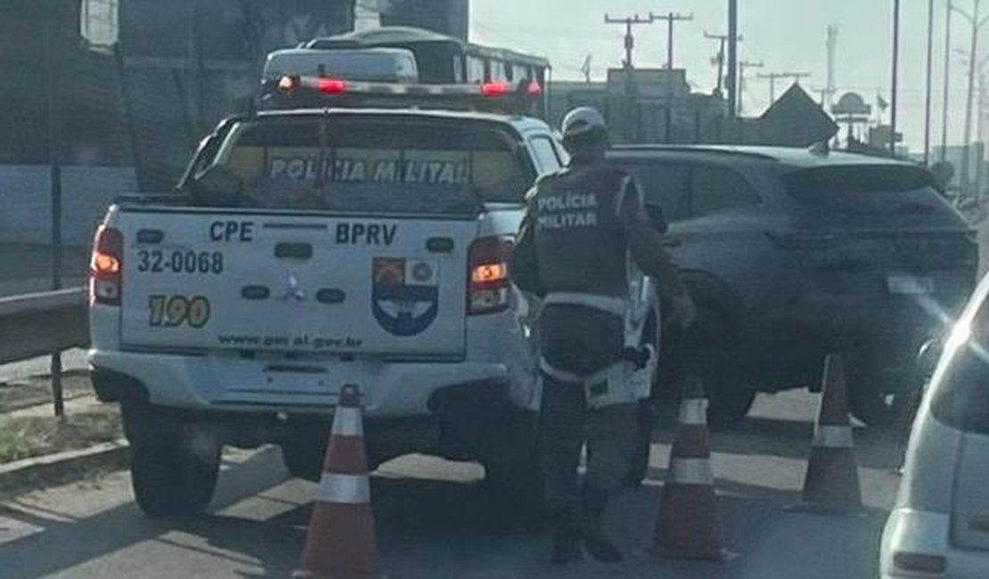 Motorista colide carro contra proteção metálica na AL-220 e abandona veículo na rodovia, em Arapiraca