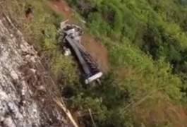 Motorista sofre fratura após caminhão cair em ribanceira na Serra das Pias, em Palmeira