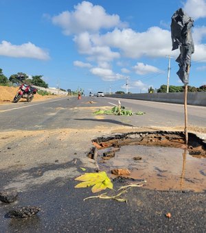 Vazamento de água em trecho da rodovia AL-220 preocupa condutores, em Arapiraca