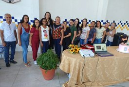 Professora é homenageada no último dia de trabalho em escola de Arapiraca