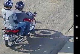 Jovem é assaltado enquanto ia para a escola em Arapiraca e pai denuncia criminosos