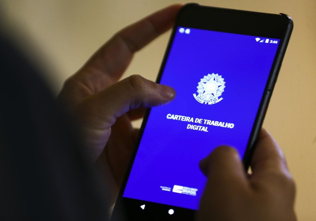 Desemprego cai para 5,3%, o menor para o trimestre terminado em julho