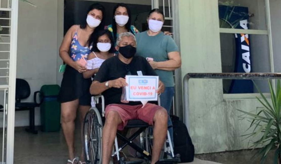 Família curada da Covid-19 comemora alta médica no HE do Agreste