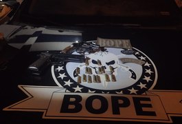 Dupla é presa e menor apreendido com arma e munições em Maceió