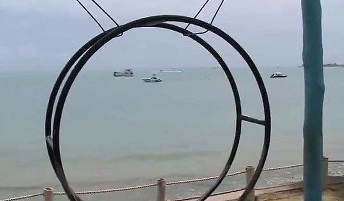 Mulher fica ferida após parte de balanço cair sobre a cabeça dela, na Orla de Maceió