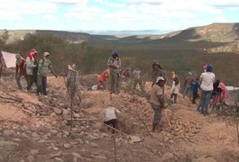 Descoberta de jazida de ametistas atrai centenas de pessoas a cidade no norte da Bahia