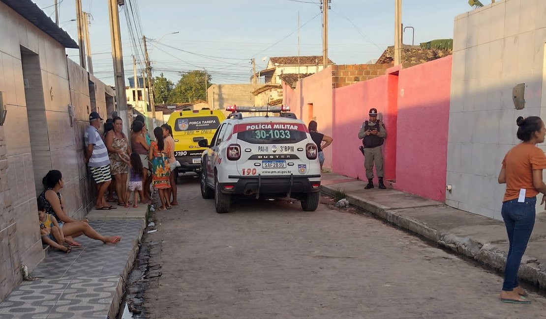 Mulher tem surto psicológico e ateia fogo em residência, em Arapiraca